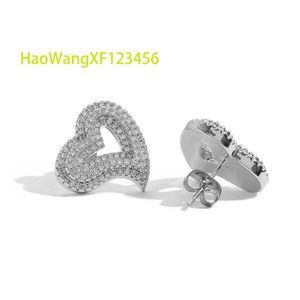 Orecchini hip hop con gioielli con il nuovo cuore a forma di orecchini per borchie in argento di diamanti moissanite ghiacciate per donne
