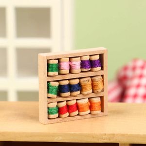 1set 1:12 Dollouse Miniature Sewing Thread Retro Caixa de armazenamento Acessórios de móveis para decoração da casa de boneca As crianças fingem brincar de brinquedos