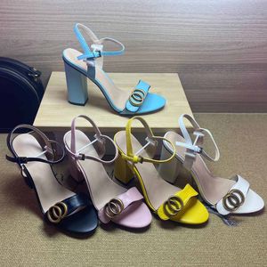 Högklackade sandaler Designer Sandal klackar klänning kvinnors skor 100% läderdans sko mocka lady metall bälte spänne kvinna tjocka klackskor stor storlek 34-40-41-42 med låda