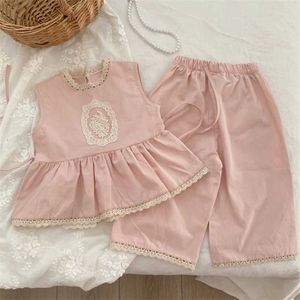Kleidung Sets Childrens Kleidung Set 2023 Sommer neues Mädchen Süßes rosa Spitzen -Set Mädchen Spitze ärmellose Hemd+Hosen 2pcs Kinderkleidung WX