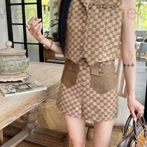 Damen zweisteuelhafter Hosen Designer Doppeler Volldruck Jacquard Schnalle Dekoration Weste gepaart mit trendigen goldenen großen Taschenshorts Set 1EW1 Dirb Earv