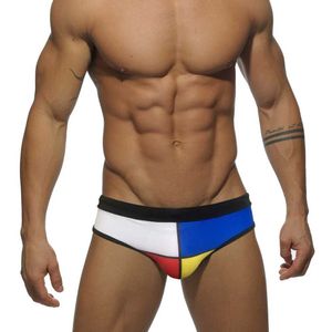 Roupa de banho masculina Novos mans Swimming Briefs Summer Beach Men Sexy Sport Surfing Swimwearwar