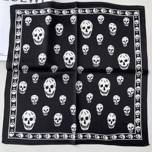 Bandanas Durag 100% Mulberry Silk Neck Scarf Womens Luxury Brand Skull Bandana Fountain Square Kerchief Womens Headband J240516