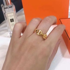 Bandringar designer ring vanlig ring tryckt ny stil mycket enkel och elegant ring mode bokstäver ringar högkvalitativa titanstål smycken leverans ingen låda