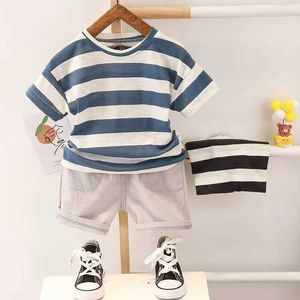 Set di abbigliamento Nuovi set di vestiti per bambini estivi set di magliette a strisce di cotone+pantaloncini 2 pezzi abiti per bambini per la tuta per neonati per bambini Y240515