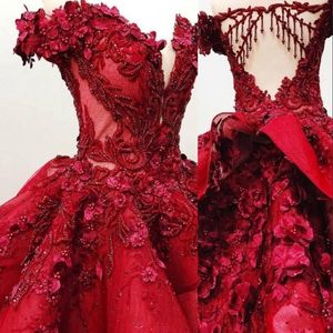 2022 luxuosos vestidos de baile de baile vermelhos escuros da Borgonha fora do ombro Apliques Flores Peplum Hollow Back Chapel Train Dress 306m