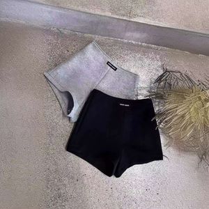 Zweiteilige Hosen der Frauen MM Familie 24SS New Taille Shorts mit Briefstickdekoration, modisch und vielseitig, zeigt lange Beine