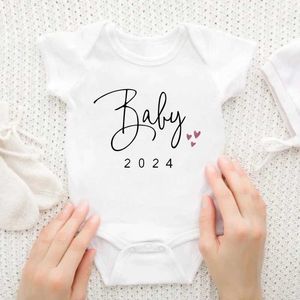 Rompers Baby 2024 Nyfödda Baby Tight Clothing Summer pojkar och flickor En bit graviditet avslöjar sjukhuskläder hem D240516