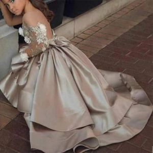 Klänningar 2023 Flower Girl Dresses Jewel Neck Ball Gown Lace Appliques Pärlor med Bow Kids Girls Pageant Dress 3D Flowers Sweep Train Birthdd