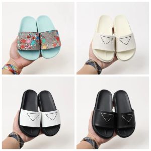 Sandaler 2023 Brand Slides Spädbarn Sandaler Nyfödda babyskor Slip On Boys Girls Barn Tistrar med låda storlek 2635