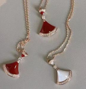 Verkligt guldmaterial Specialfläktform Desgin Pendant Halsband med Diamond Nature Shell Beads Red Agate Style har certifikat och boxförpackning Baojia