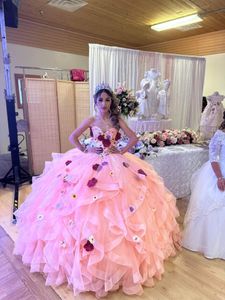 Underbara rosa prinsessan Quinceanera -klänningar med 3D -blommor Elegant älskling Bollklänning Tiered Ruffle Sweet 16 Birtyhday Dress 2024 Pageant Vestido de XV debutante