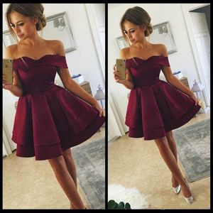 Vintage Burgundia Off ramię krótkie suknie homecomingowe Linia krótkie rękaw tanio koktajlowe sukienki na imprezę mini suknia balowa 281J