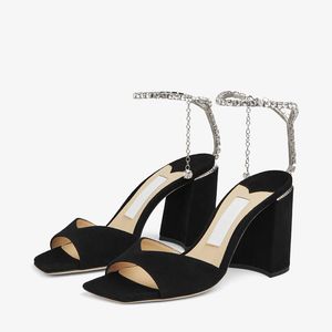 Modekvinnor Pumpar Saeda Sandal Block Heel 85 mm Black Suede Sandals Italy Delicate Crystal Ankle Chain Peep Toe Designer Wedding Party Grov Heel High Heels EU 35-43