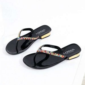 Buty na plaży Summer Slipper Kapcie mody Flip Flops with Rhinestones Kobiety