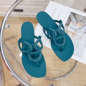 Gratis frakt Lyxig bild Väsentlig för sommarstränder Kvinnor Slippare Pig-Nosed Flip-Flops Importerat Material Miljövänliga och luktfria sandaler