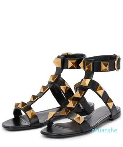 패션-여름 샌들 발목 스트랩 신발 로마 평면 샌들리 정품 가죽 S 여성 슬라이드 샌들 럭셔리 디자이너 신발 9687911