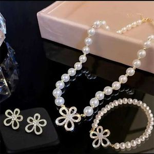 Bröllopsmycken sätter eleganta och fashionabla blommapärlsmycken Set Womens Halsband Armband örhängen Halsband Kedjor Lyxiga bröllopspresent