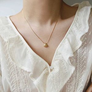 Pendant Necklaces 18k Gold Plated Stainless Steel Scalloped Shell Pendant Necklace for Womens Waterproof Charm Snake Chain Necklace Gift J240516