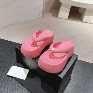 2024 Yaz Düz Formu Slaytlar Tıknaz Ton Sandal Kama Mule Terlik Platformu Flip Flops Kadınlar için Kalın Alt Summer Plaj Kaydırıcısı 2C İnciler Camellia Slipper