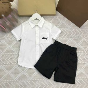 Top Kids Trevina Conjunto de camisa bordado com trajes infantis de designer de bebê tamanho 100-160 camisa branca de mangas curtas e shorts 24feb20
