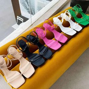 Spänne sandaler kvinnor strap fyrkantig tå konstig stil skor dam mode designad sommar utomhus tunna häl pums sko 1418