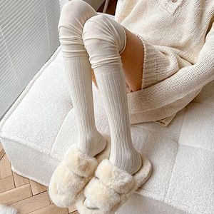 Kvinnliga strumpor mjölkvita strumpor jk lår höga mjuka nylon sockningar för lapptäcke design mode över knähögen upp