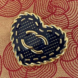 Kalp Charm Brooches Pins Kadın Tasarımcı Broş Pin 18K Altın Erkekler Kadın Markalı Mektup Kakma Elmas İnci Takı Düğün Noel Hediyesi Yüksek Kaliteli Bakır Takı