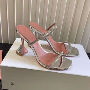 Amina Muaddi Sandals pantofole per donne da 95 mm Crystal decorata con ghiottoneria gilda con tacchi con bobina di scarpe da design estate scarpe vestite per feste 2024