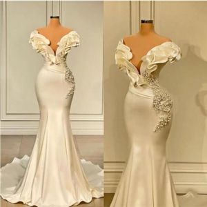 2022 Elegant satin sjöjungfru bröllopsklänningar klänningar från axel ruffles golvlängd blommor pärlor pärlor lång brud tillfälle forma 272b