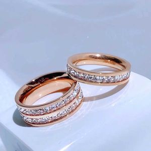 Band Rings Luxury Rose Gold Color Double Row Square Zircon Rostfritt stål Rfor Womens Romantic Engagement Wedding Party Syckel kvinnor J240516