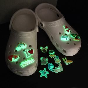 Schuhteile Zubehör Fluoreszenz PVC Charms Medizinische Versorgung Glühen in den dunklen leuchtenden Dekorationen Ornamente Kinder Geschenk Drop Lieferung otko5