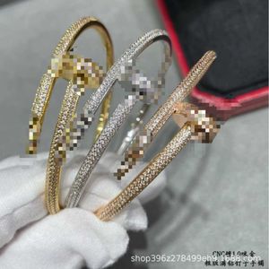 Designer de ponta V Bracelete de unhas de cartão de ouro