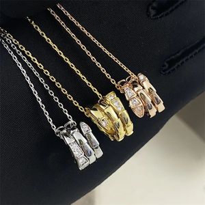 Designer 18K Gold Snake Pendant Halsband Kvinnor mode orm ben titan rostfritt stål diamant valentin dag gåva choker kedja smycken tillbehör med låda