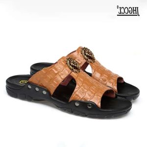 Män kohudande tofflor Chinelos Slides Beach Flip Flops Casual Summer 2024 Varumärke Mens Handgjorda sandaler Högkvalitativa Sandalias Playa Hombre Luxe Marque A4B7 S