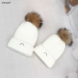 Chapéus de crochê recém -nascidos Designer de inverno Knit Kids Hat Retingels Complete Raccoon Fur Ball Decoration Caps Baby Nov10