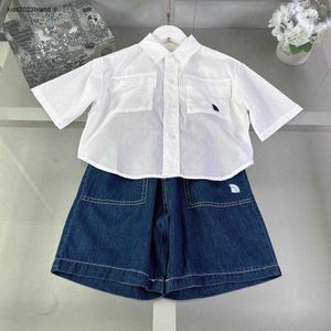 新しいベビートラックスーツキッズデザイナー服の男の子セットサイズ100-160 cmピュアホワイトショートスリーブシャツと青いデニムショーツ24メイ