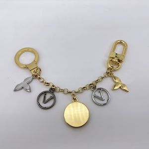 Lüks marka anahtarlık mektubu tasarımcı anahtar zincirleri metal anahtarlık kadın çantası cazibe kolye otomobil parçaları kadınlar için tasarlanmış erkekler anahtarlar