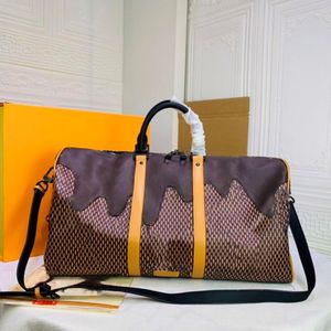 Mode hochwertige männliche und weibliche Reisetasche mit großer Kapazität Leder Outdoor Tragbarer Schulterhand 50-29-23 cm 456113 294V