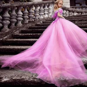 Девушка платья розовый цвет
