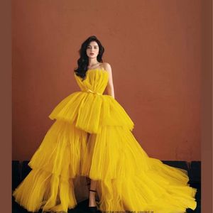 Puffy High Low Yellow Prom Dresses Short Front Long Back Tulle Spaghetti Straps Formella aftonklänningar Tiered Kjol Pageant Special Occas 310o