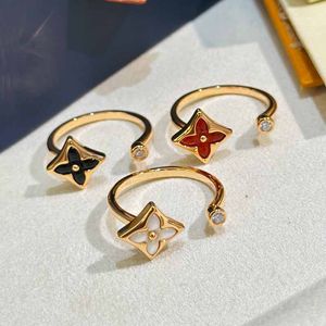 Designer Jewellery Flower Pierścień Otwórz jeden rozmiar dla kobiet luksusowy marka Walentynki Prezent Multi kolor z pudełkiem