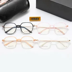 Luxo Designer de Sunglasses Sunglasses Mulher Anti -Blue Shade leve moda Moda feminino Sunglasses Metal Temple Optical Man Opyeglass redonda Clear Sun Glasses Brand Glasses Presente