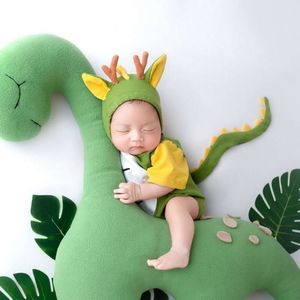 Nowonarodzona fotografia Prop Baby Costume Dragon Hat Plush Romper Set Set Festif Rompers for Boy Girl strzelający do ubrania L2405