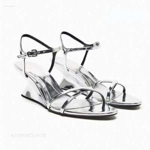 Sandaler klackar Metalliska kilar S High Sliver Bling för kvinnor smalt band Buckle Strap Sexig varumärkeskor Öppen Toe Summer Party Sandal Wedge Heel Shoe 702 D 9233