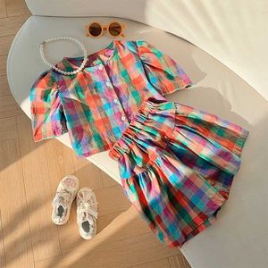 Kleidungsstücke Mädchen Set 2023 Sommer Neu südkoreanische Kinderkleidung Kleidung Bunte karierte Bubble -Ärmel+Shorts zweiteilige Set für Mädchen Wx