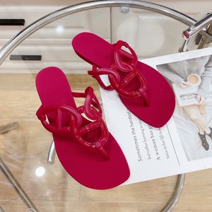 2024 Luxury Slide Essential for Summer Beaches Womens Tisters Pig-Nosed Flip-Flops Importerat Material Miljövänliga och luktfria sandaler