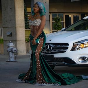 Vintage Emerald Green Velvet Prom -klänningar för svarta flickor se genom diamantkristall plus storlek aso ebi afrikansk sjöjungfru kväll födelsedagsfest vestios de fiesta 2024