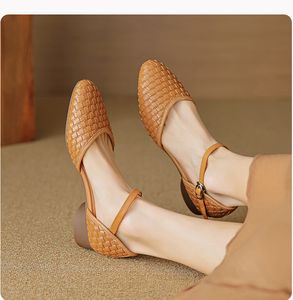 Sandálias femininas 2024 Sandálias de verão de novo estilo sapatos de couro genuínos