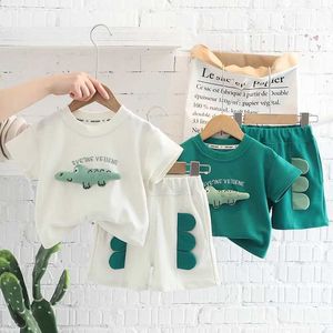 Zestawy odzieży Nowe letnie dziewczynki chłopcy Zestawy bawełniane ubrania maluch dzieci 3D kreskówkowe koszulki krokodylowe top i szorty 2PCS/set stroje y240515